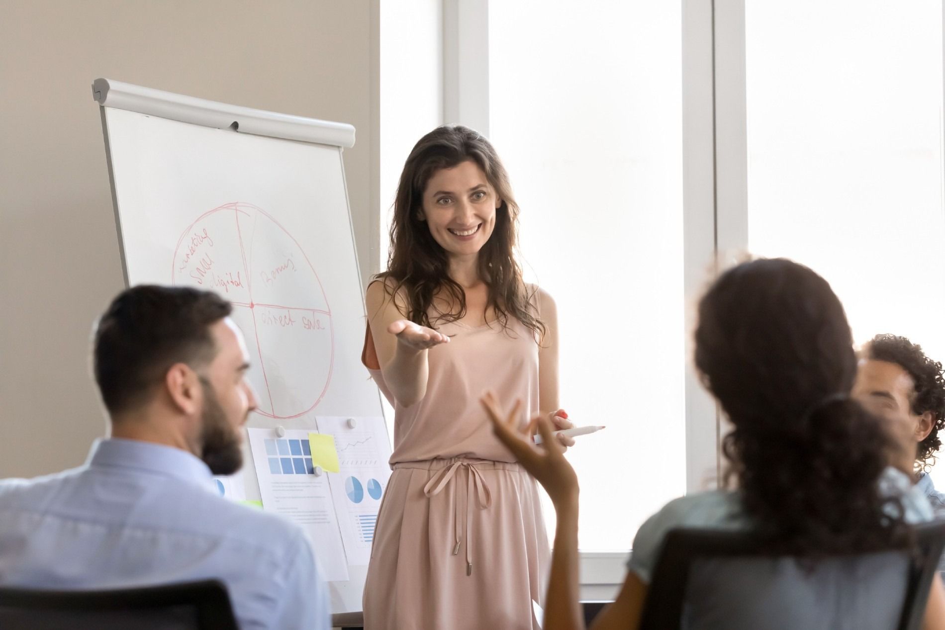 Una mujer está dando una presentación a un grupo de personas.