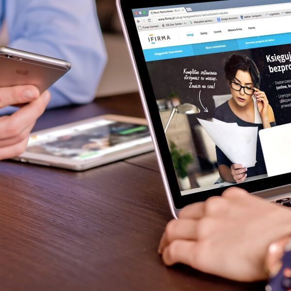 Una persona está usando una computadora portátil con la palabra firma en la pantalla.